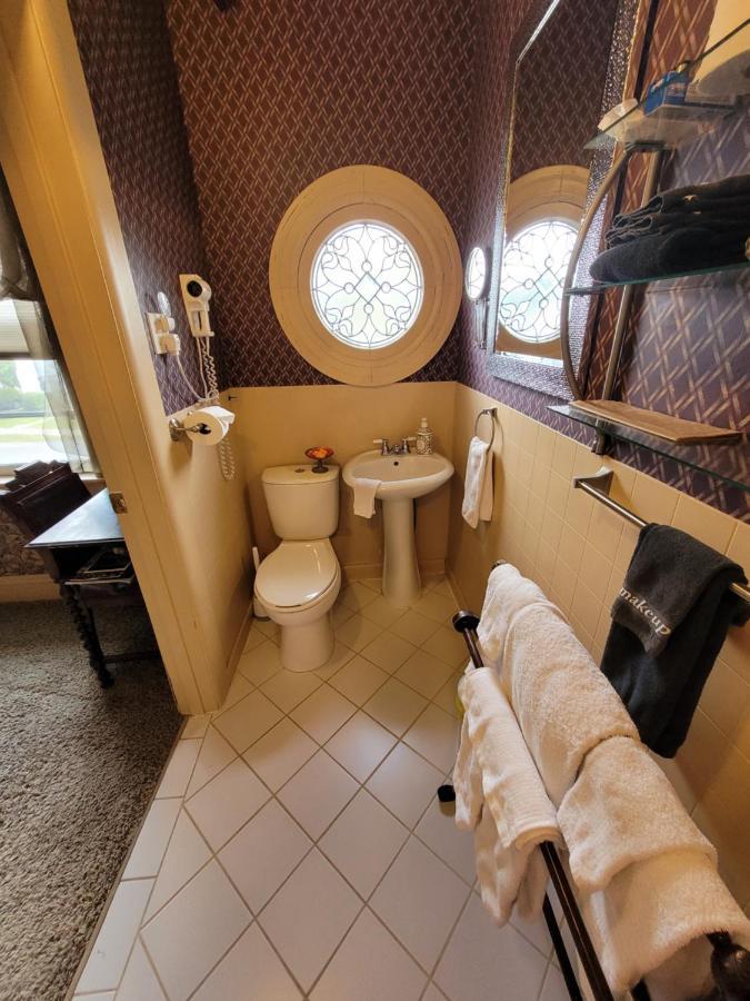 Ruby Manor Bed & Breakfast Gananoque Bagian luar foto