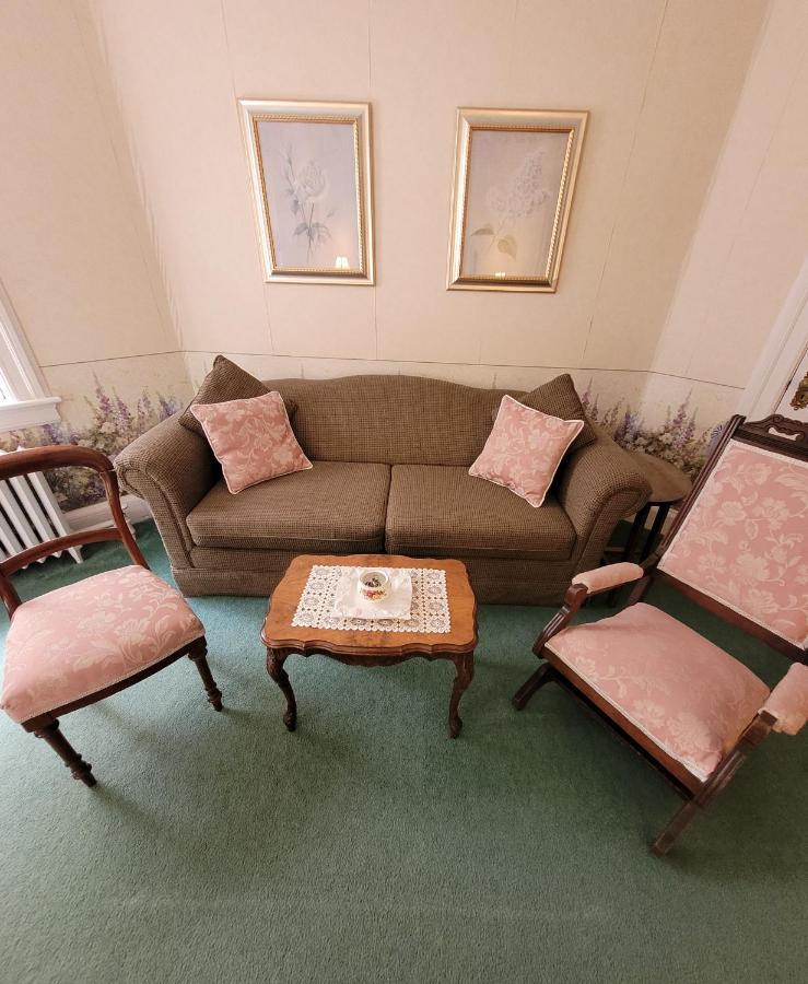 Ruby Manor Bed & Breakfast Gananoque Bagian luar foto