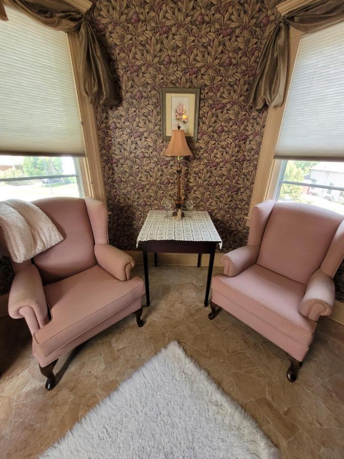 Ruby Manor Bed & Breakfast Gananoque Bagian luar foto